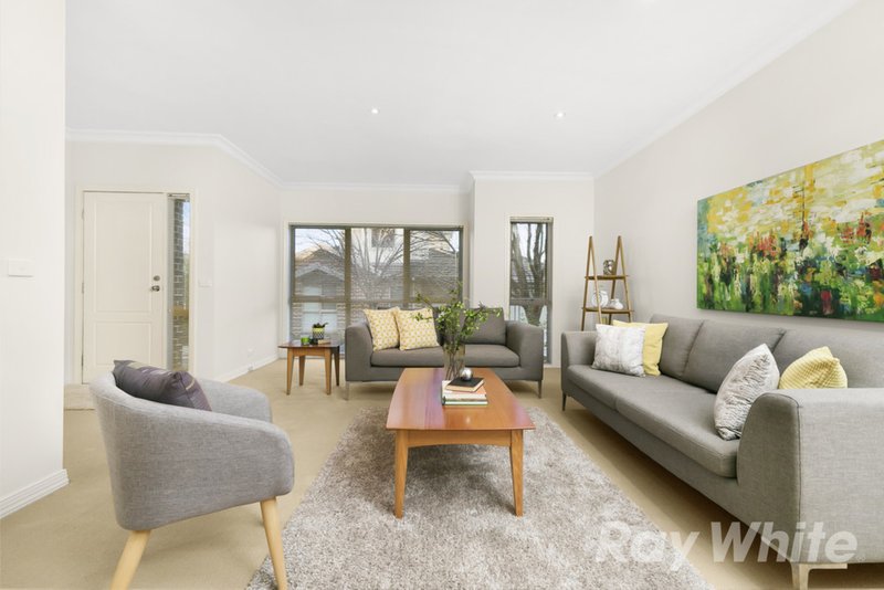 Photo - 29 Kingswood Rise, Box Hill South VIC 3128 - Image 2