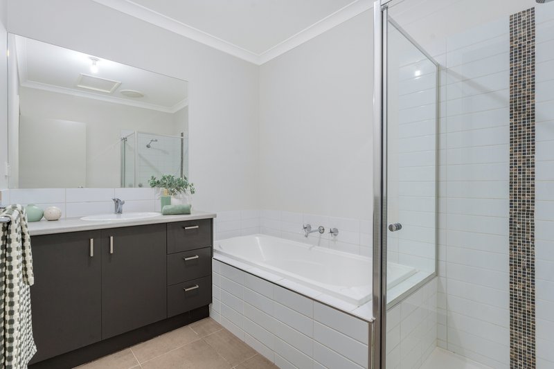 Photo - 29 Kirkstead Grove, Craigieburn VIC 3064 - Image 16