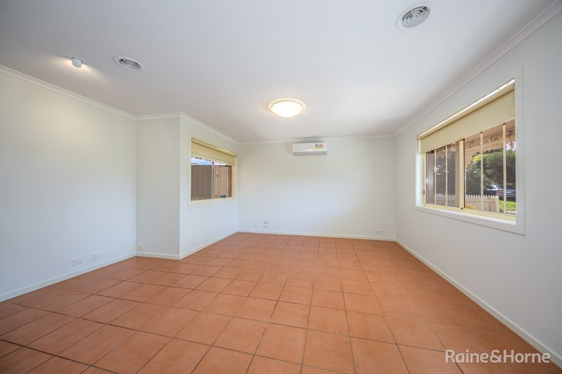 Photo - 29 La Perouse Close, Sunbury VIC 3429 - Image 3