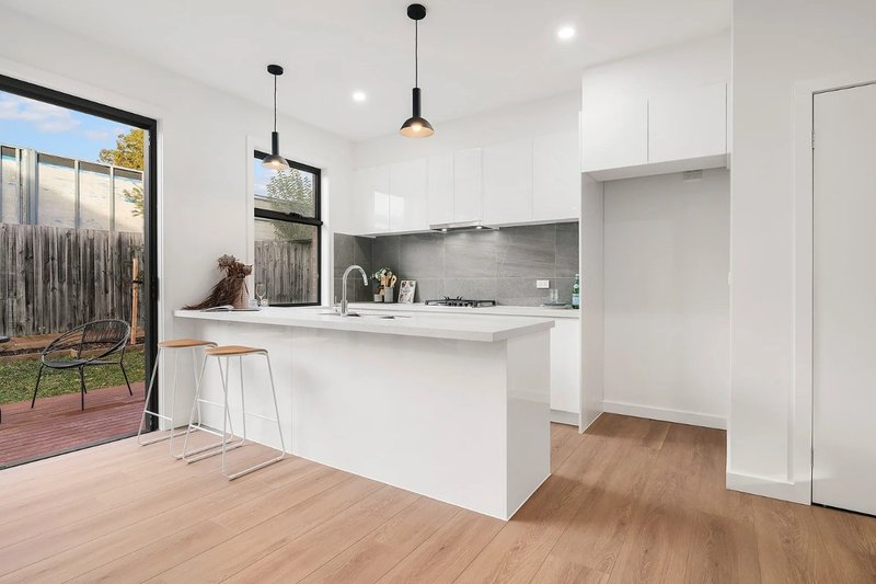 Photo - 2/9 Lance Road, Bayswater VIC 3153 - Image 3