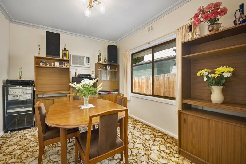 Photo - 29 Lyell Parade, Greensborough VIC 3088 - Image 5