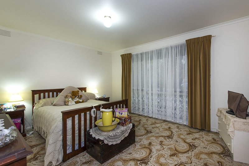 Photo - 29 Madigan Crescent, Mill Park VIC 3082 - Image 5