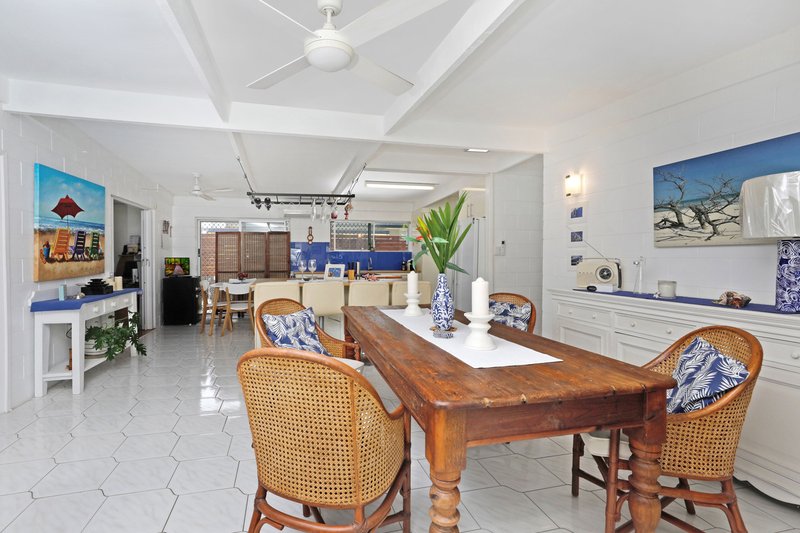 Photo - 29 Maple Street, Holloways Beach QLD 4878 - Image 5