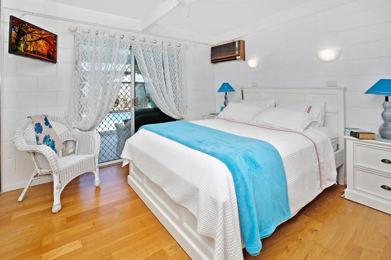 Photo - 29 Maple Street, Holloways Beach QLD 4878 - Image 7