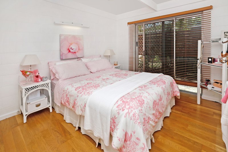 Photo - 29 Maple Street, Holloways Beach QLD 4878 - Image 9