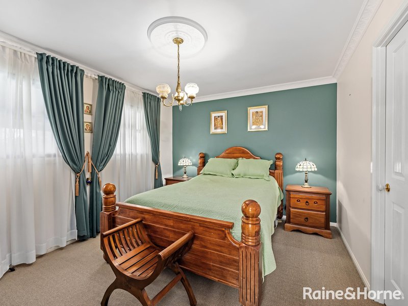 Photo - 29 Mapleton Crescent, Forest Lake QLD 4078 - Image 5