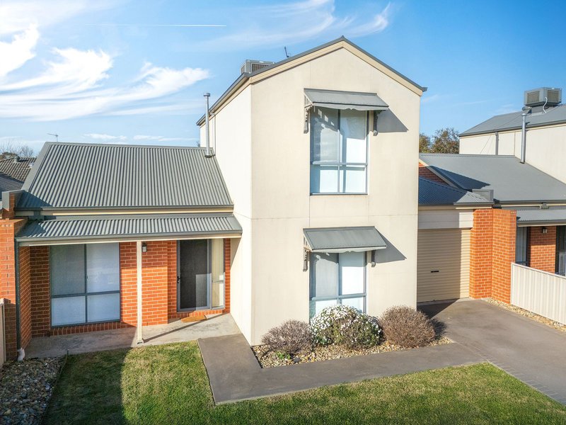 Photo - 2/9 Mctavish Boulevard, Horsham VIC 3400 - Image 1