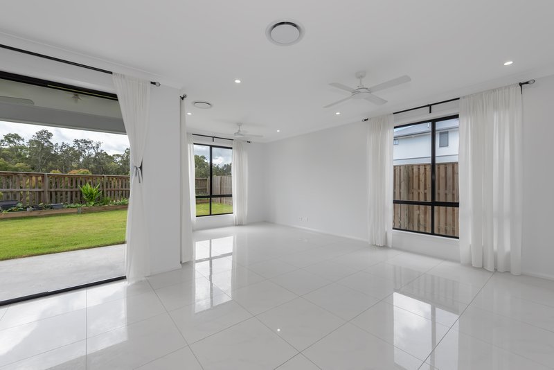 Photo - 29 Meadow Circuit, Helensvale QLD 4212 - Image 3