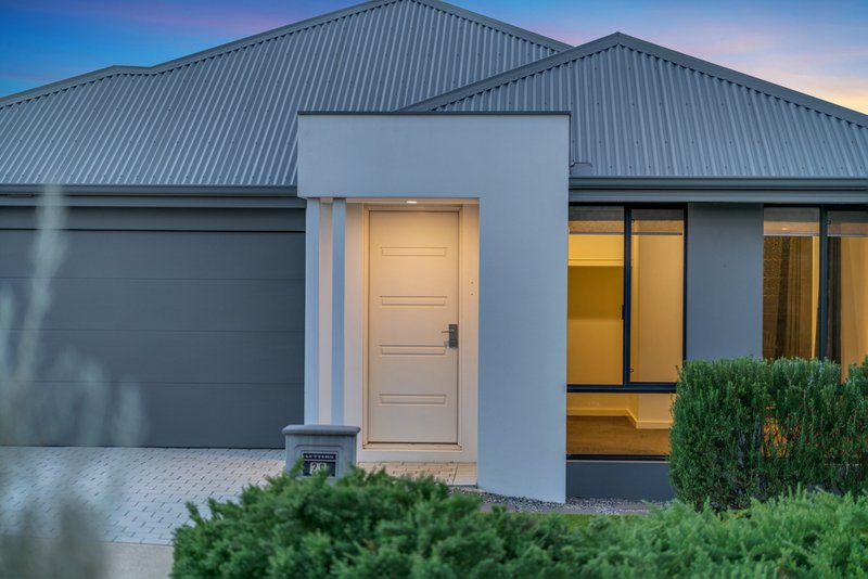 Photo - 29 Melbourne Loop, Hammond Park WA 6164 - Image 2