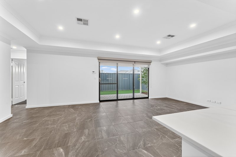 Photo - 29 Melbourne Loop, Hammond Park WA 6164 - Image 8