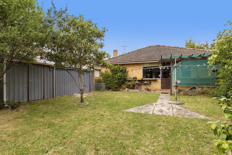 Photo - 29 Moorookyle Avenue, Hughesdale VIC 3166 - Image 2