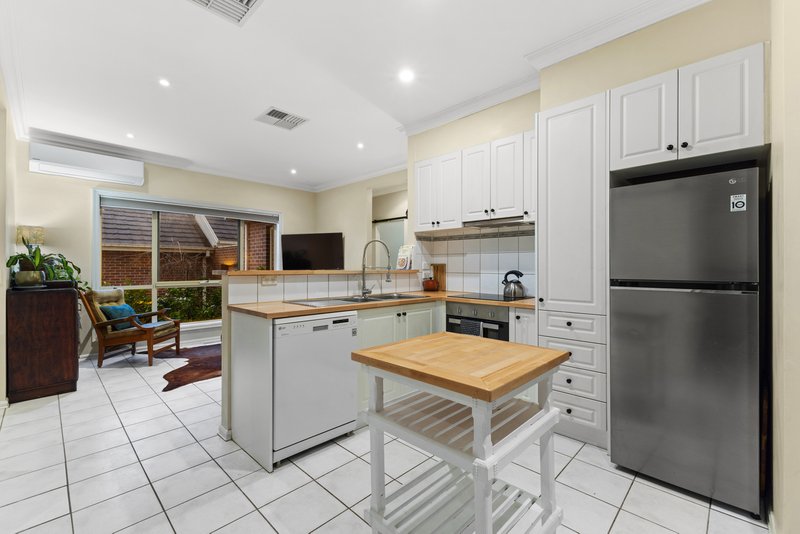 Photo - 2/9 Myora Court, Chadstone VIC 3148 - Image 2