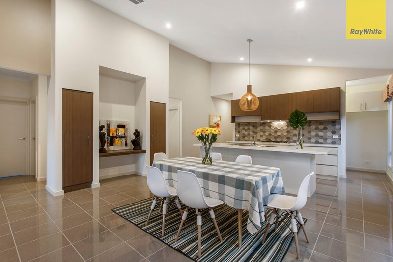 Photo - 29 Newbridge Boulevard, Clyde North VIC 3978 - Image 9