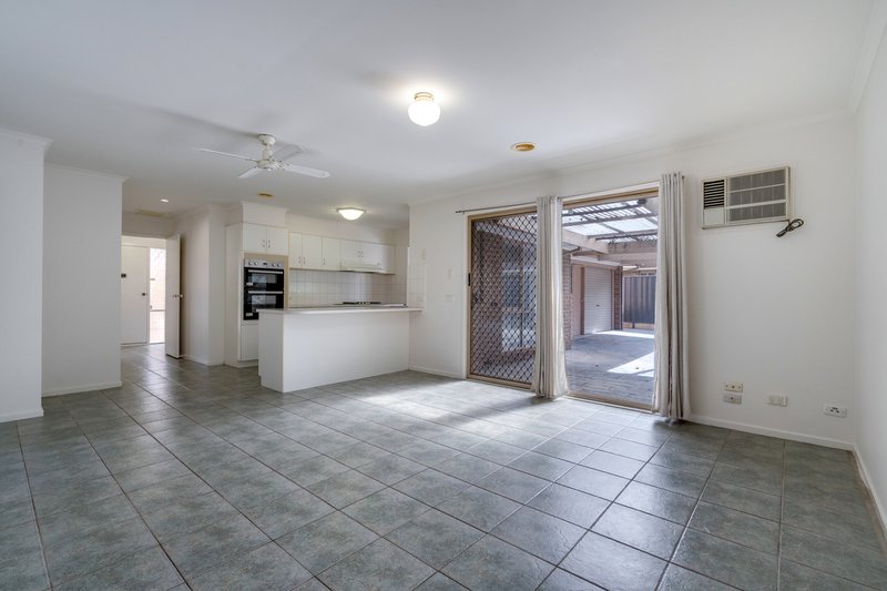 Photo - 29 Newlyn Drive, Craigieburn VIC 3064 - Image 7