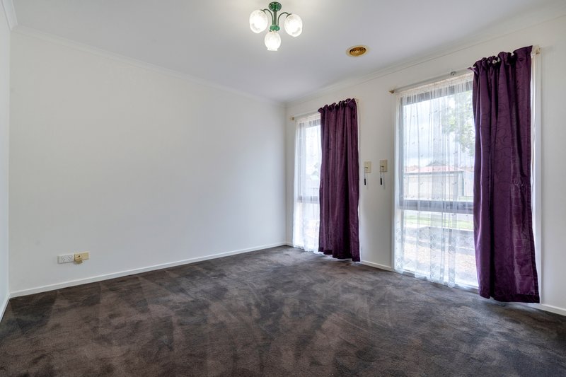 Photo - 29 Newlyn Drive, Craigieburn VIC 3064 - Image 8