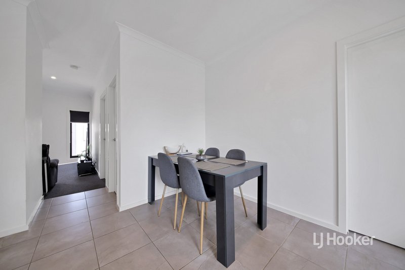 Photo - 29 Nugget Way, Cranbourne East VIC 3977 - Image 5