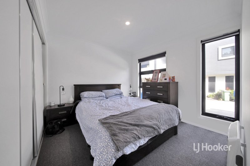 Photo - 29 Nugget Way, Cranbourne East VIC 3977 - Image 13