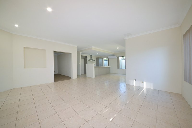 Photo - 29 Oakpark Green, Clarkson WA 6030 - Image 3