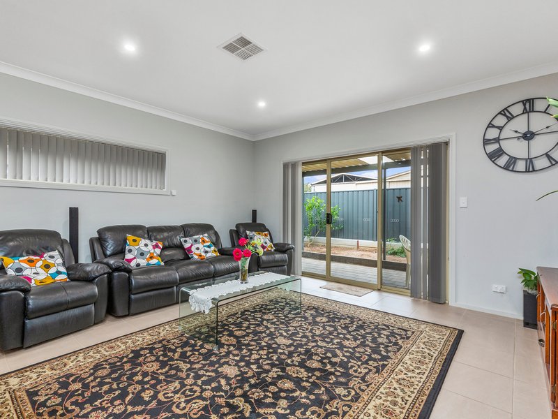 Photo - 29 Owen Place, Morphett Vale SA 5162 - Image 3