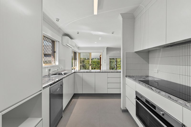Photo - 29 Oxford Crescent, Bridgeman Downs QLD 4035 - Image 6
