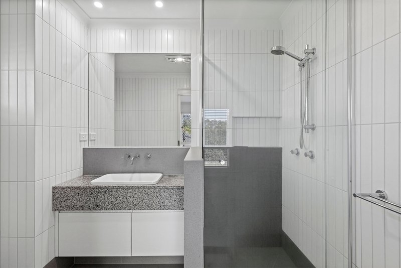 Photo - 29 Oxford Crescent, Bridgeman Downs QLD 4035 - Image 8