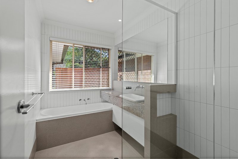 Photo - 29 Oxford Crescent, Bridgeman Downs QLD 4035 - Image 11