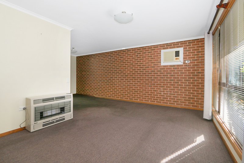 Photo - 2/9 Page Court, West Wodonga VIC 3690 - Image 3
