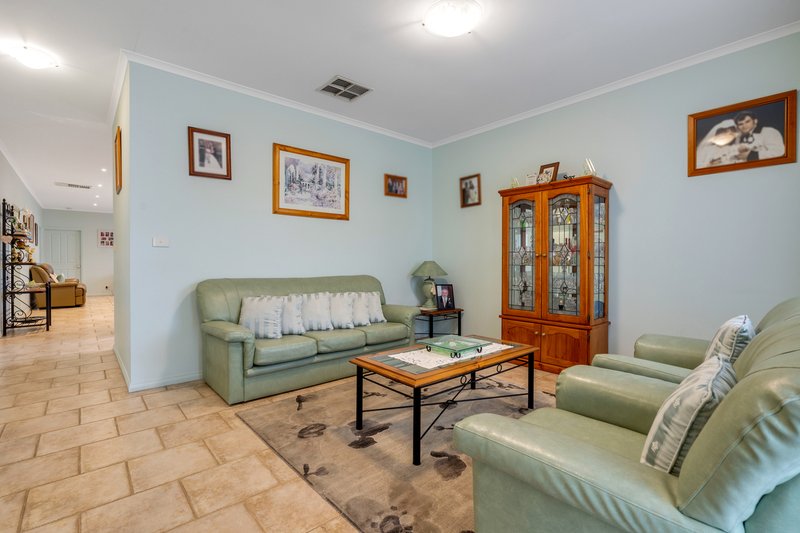 Photo - 29 Paroo Avenue, Roxburgh Park VIC 3064 - Image 4