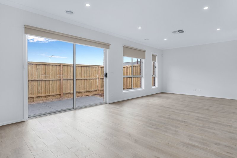 Photo - 29 Pendower Way, Werribee VIC 3030 - Image 2