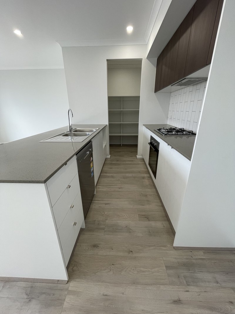 Photo - 29 Pendower Way, Werribee VIC 3030 - Image 3