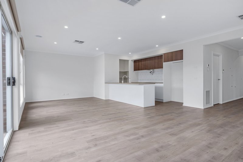 Photo - 29 Pendower Way, Werribee VIC 3030 - Image 4