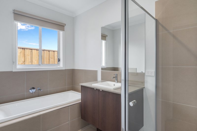 Photo - 29 Pendower Way, Werribee VIC 3030 - Image 6