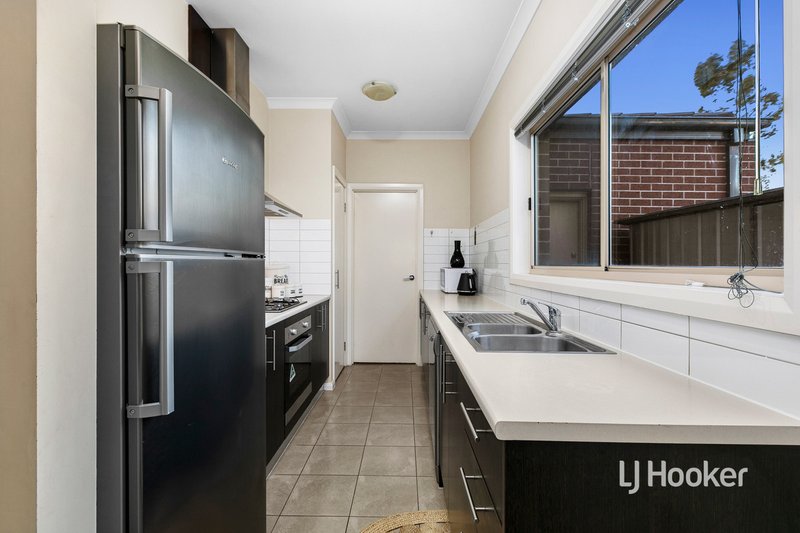 Photo - 2/9 Polesden Mews, Roxburgh Park VIC 3064 - Image 3