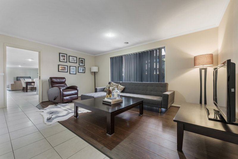 Photo - 29 Pro Hart Way, Caroline Springs VIC 3023 - Image 3