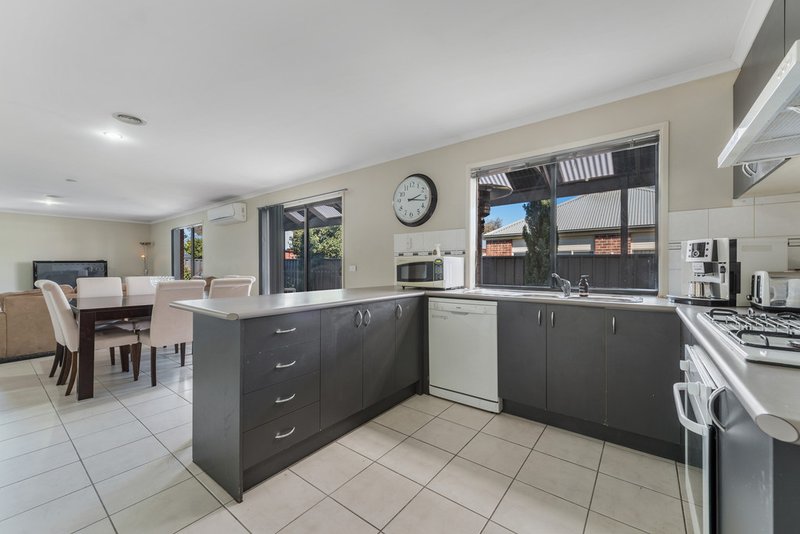 Photo - 29 Pro Hart Way, Caroline Springs VIC 3023 - Image 6