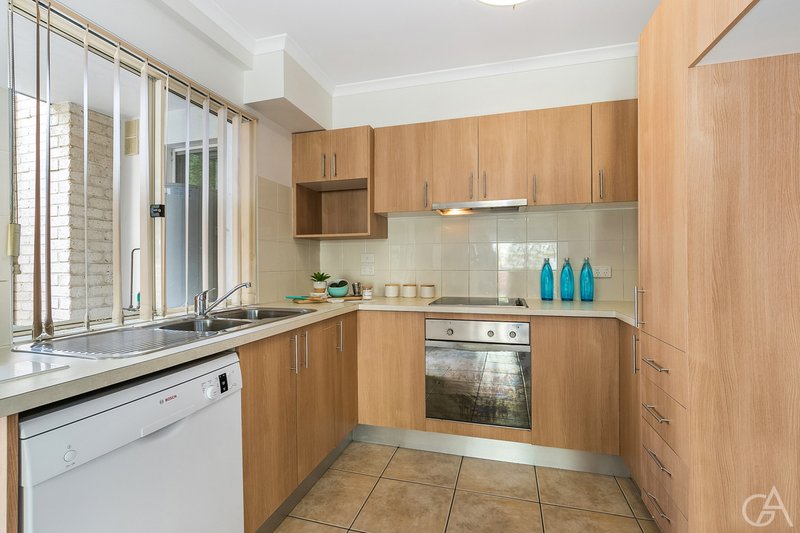 Photo - 2/9 Railway Avenue, Indooroopilly QLD 4068 - Image 3