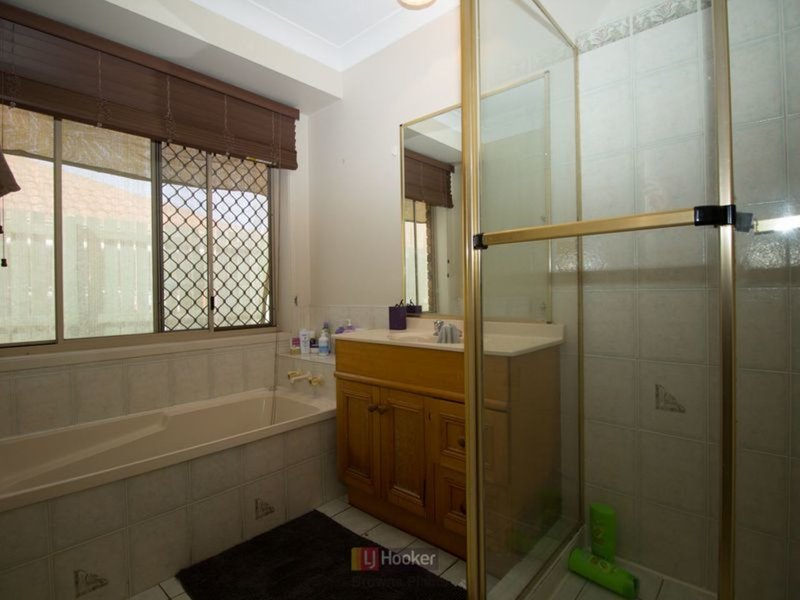 Photo - 29 Regency Drive, Regents Park QLD 4118 - Image 7