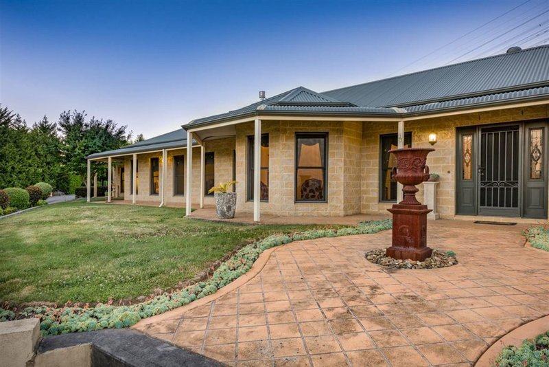 Photo - 29 Rockleigh Park Road, Narre Warren North VIC 3804 - Image 2