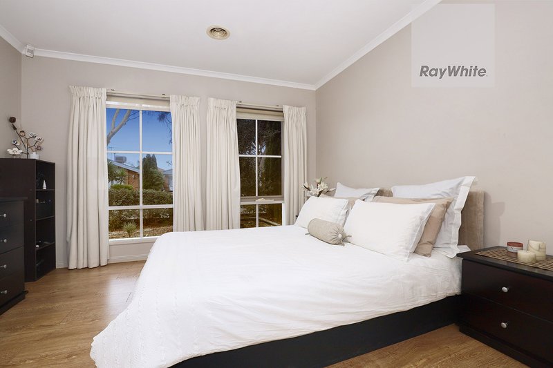 Photo - 29 Shortridge Circuit, Roxburgh Park VIC 3064 - Image 6