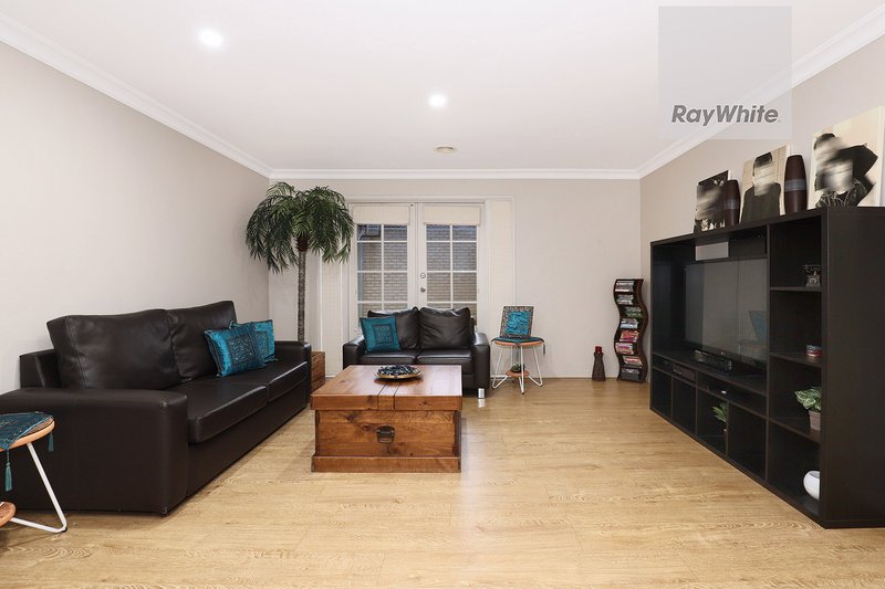 Photo - 29 Shortridge Circuit, Roxburgh Park VIC 3064 - Image 9