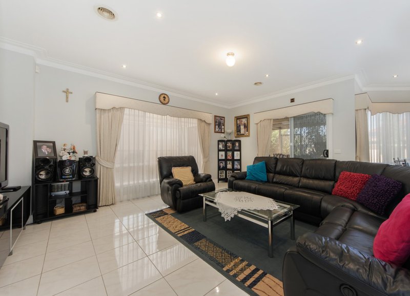 Photo - 29 Sullivan Road, Cairnlea VIC 3023 - Image 5