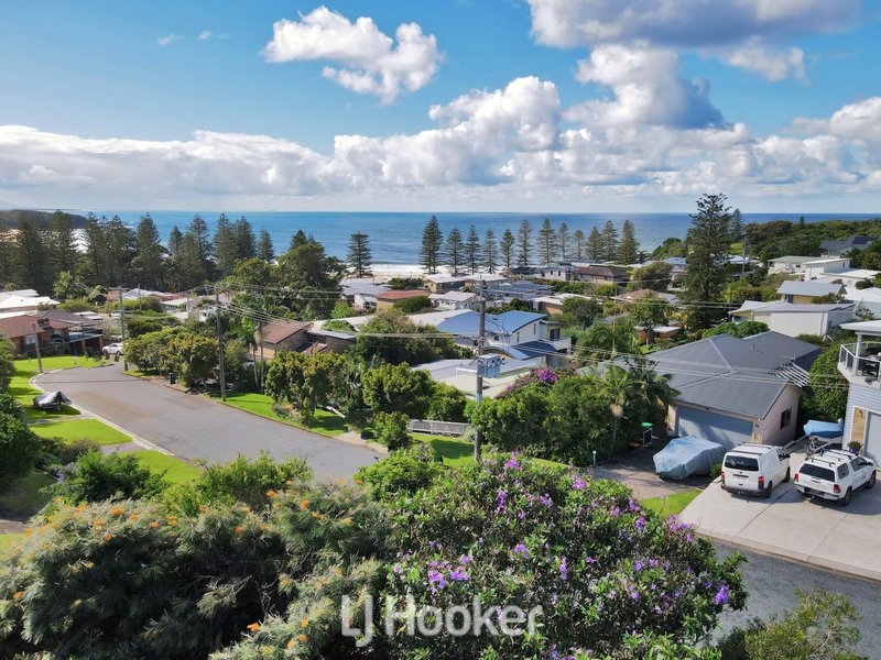 Photo - 29 Surfview Ave , Black Head NSW 2430 - Image 2