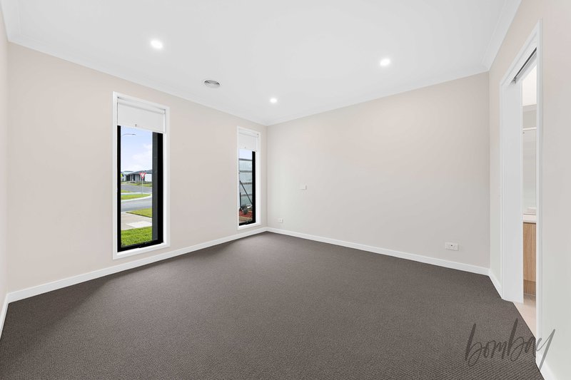 Photo - 29 Swiss Boulevard, Donnybrook VIC 3064 - Image 3
