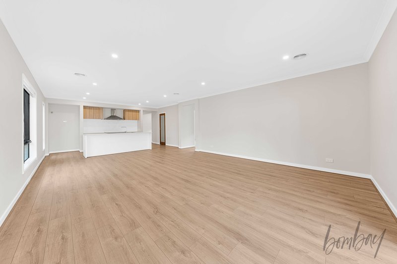 Photo - 29 Swiss Boulevard, Donnybrook VIC 3064 - Image 7