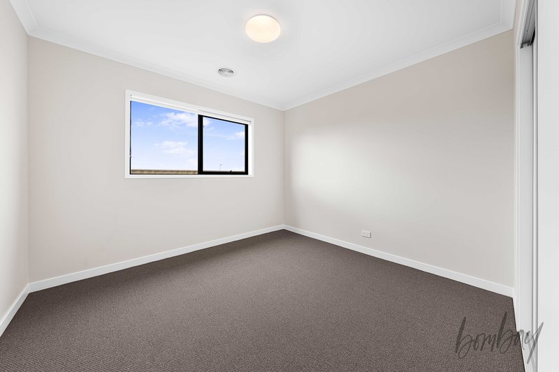 Photo - 29 Swiss Boulevard, Donnybrook VIC 3064 - Image 11