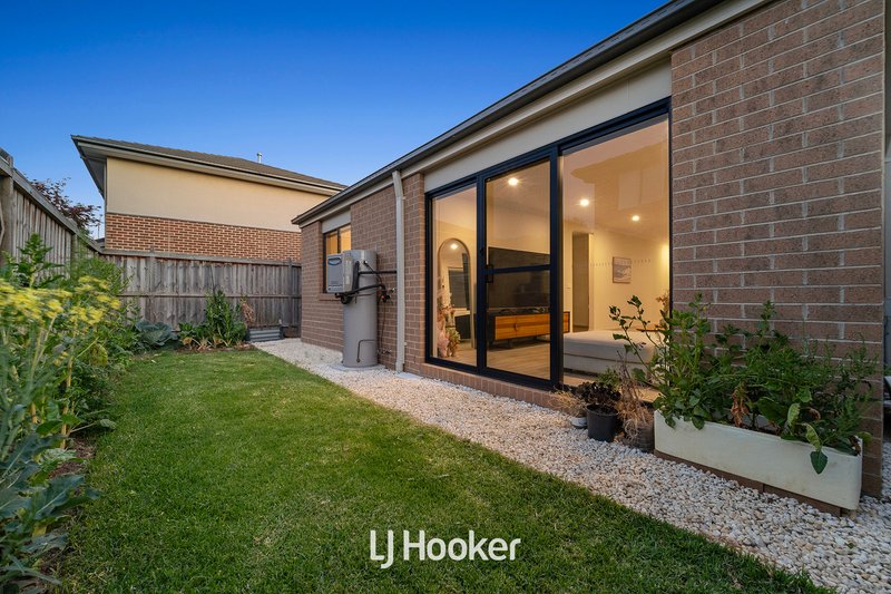 Photo - 29 Tamarind Road, Cranbourne North VIC 3977 - Image 16