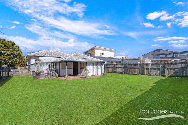 Photo - 29 Thompson Cres , Clontarf QLD 4019 - Image 13