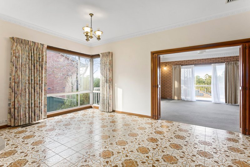 Photo - 29 Wanbanna Avenue, Greensborough VIC 3088 - Image 6