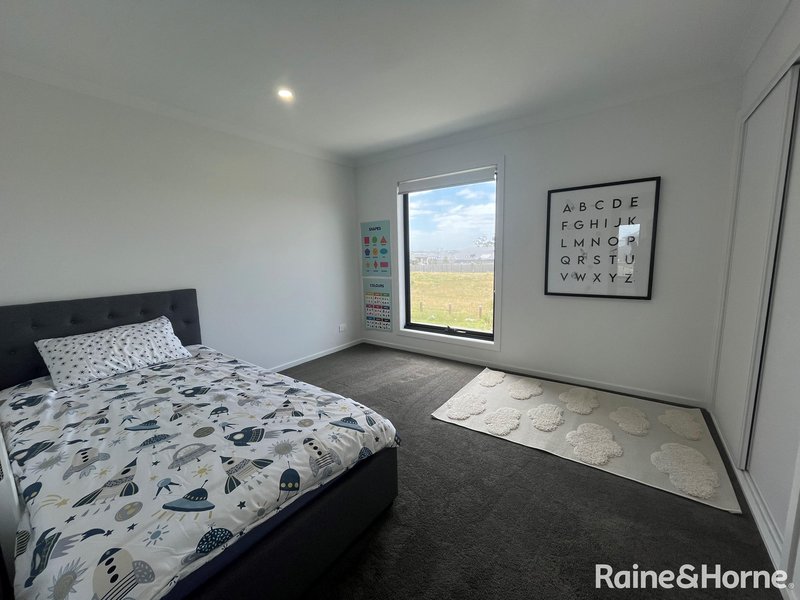 Photo - 29 Warangal Way, Deanside VIC 3336 - Image 8