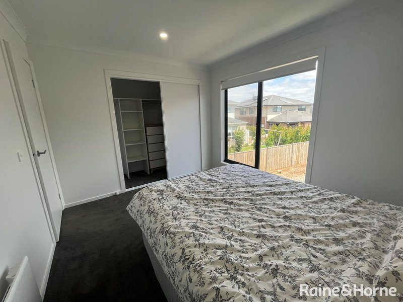 Photo - 29 Warangal Way, Deanside VIC 3336 - Image 11